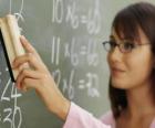 Δάσκαλος που εξηγεί το μάθημα στον πίνακα