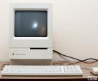 Κλασικό Macintosh (1990-1992), το πρώτο Apple που πωλούνται για λιγότερο από $1000. Ήταν 25% πιο γρήγορα από το Macintosh Plus και περιλαμβάνεται μια δισκέτα 3,5 ιντσών