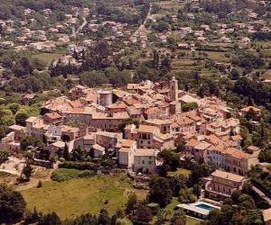 Puzzle Χωριό στο τοπίο, με τον πύργο ή εκκλησία καμπαναριό